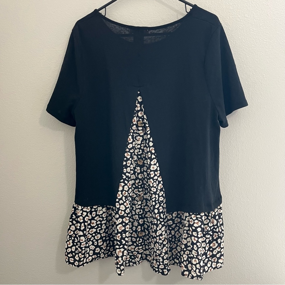 Umgee USA Woman’s Plus Size 1XL Black Stretch Short Sleeve Top Split Back